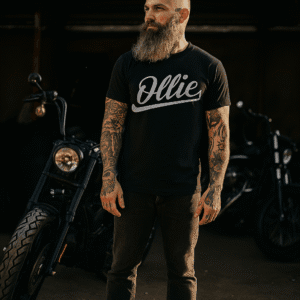 Camiseta Negra Ollie Store Basic | Logo Blanco | Streetwear artesanal Barcelona