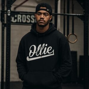 Sudadera negra con capucha y logo blanco basico